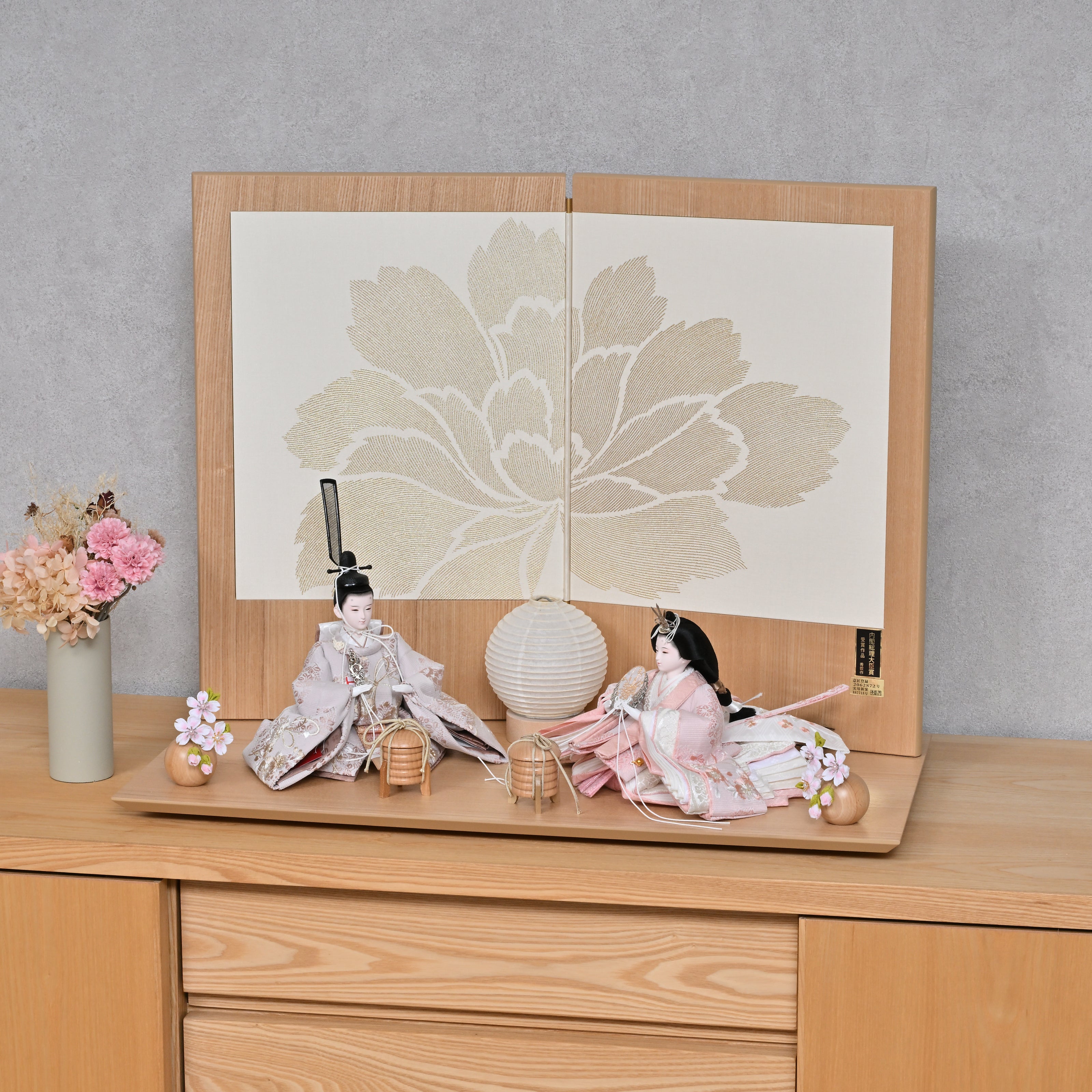 平安博翠作 ベージュ薄桃桜刺繍 ナチュラル牡丹 – 人形のかに江