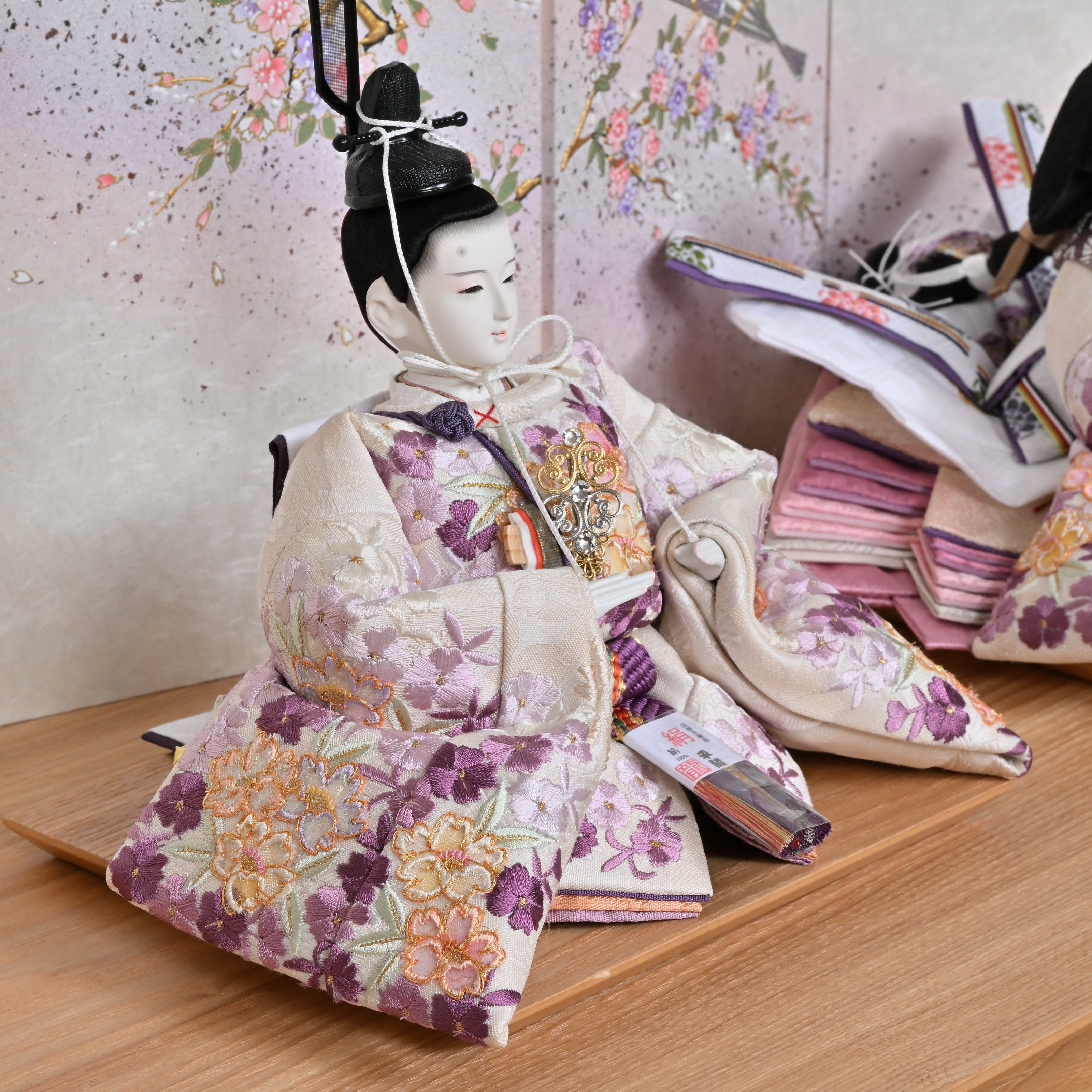 日本人形 ピンク着物 扇子付き 望月龍翠作 紫桜総刺繍 タモ京扇子 – 人形のかに江
